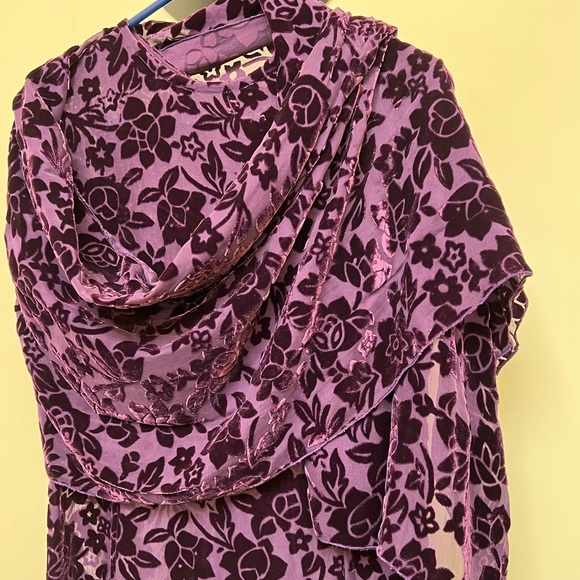 Short sleeved long dress with shawl. - Picture 2 of 3